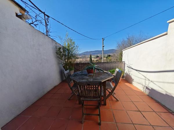 Maison de village avec 2 logements T2, terrasse et stationnement