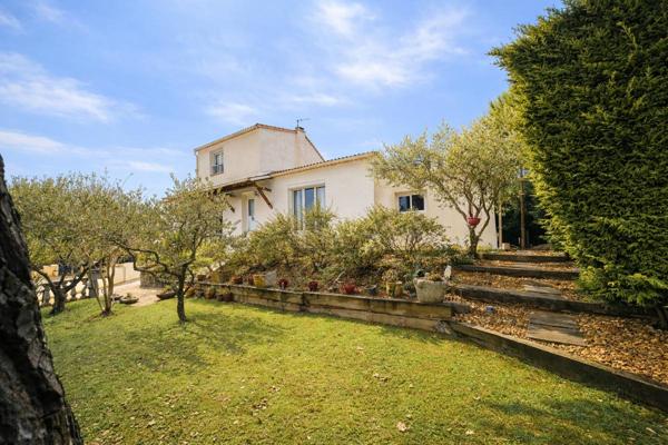 Maison familiale avec piscine, proche commodités