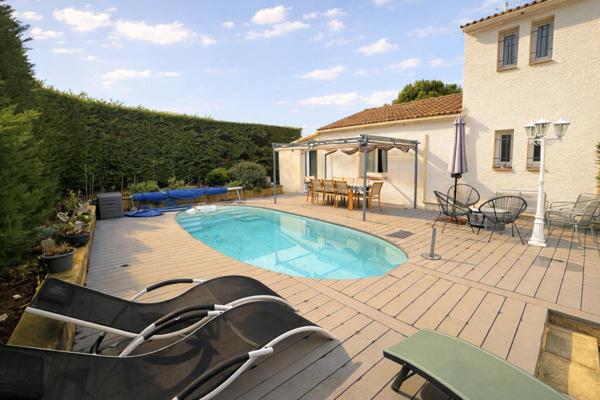 Maison familiale avec piscine, proche commodités