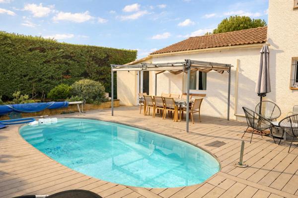 Maison familiale avec piscine, proche commodités
