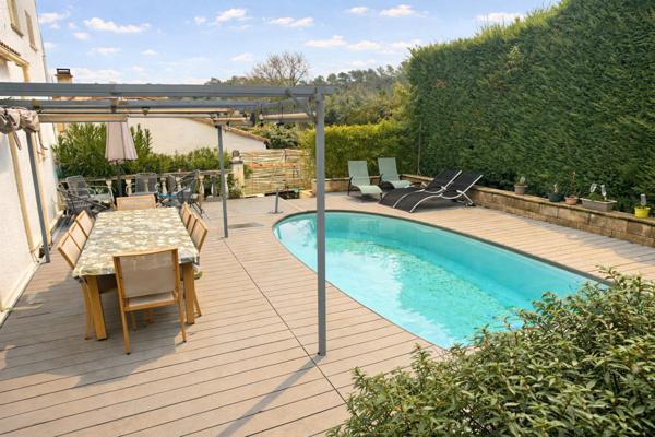 Maison familiale avec piscine, proche commodités