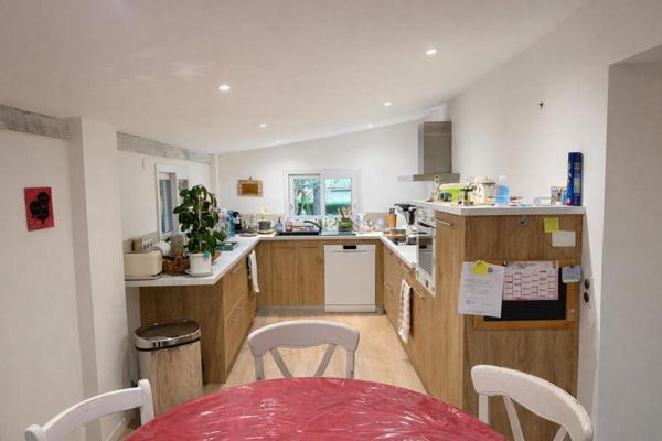 Maison familiale avec piscine, proche commodités