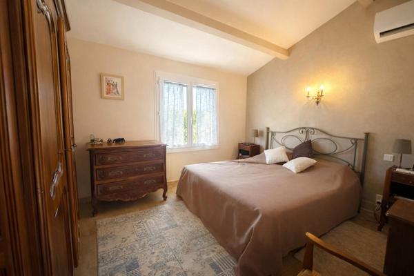 Maison familiale avec piscine, proche commodités