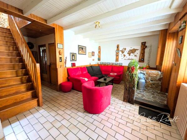 SAINT-JEAN-DE-BOISEAU – Maison en pierre rénovée au cœur du bourg, avec garage et dépendance