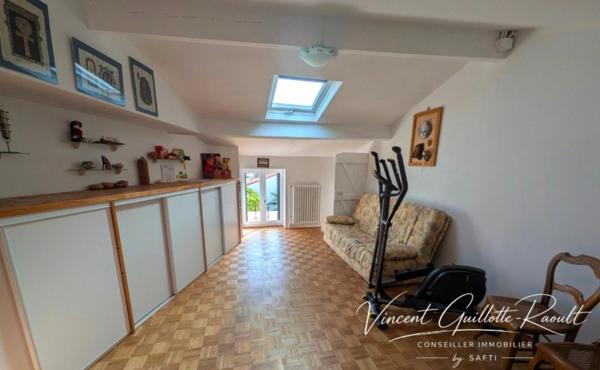 SAINT-JEAN-DE-BOISEAU – Maison en pierre rénovée au cœur du bourg, avec garage et dépendance