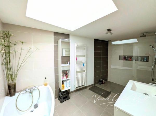 SAINT-LÉGER-LES-VIGNES – Maison en pierre entièrement rénovée avec goût – Jardin, puits et grand garage