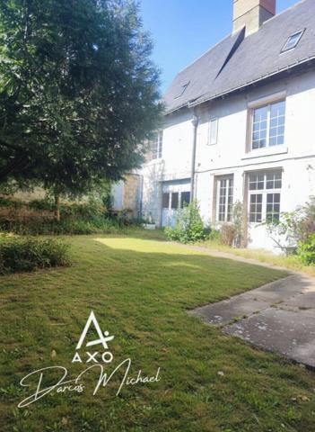 Immeuble de caractère – ~375 m² | Maison principale, 3 appartements loués, local professionnel | Beaufort-en-Anjou