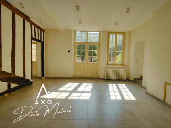 Immeuble de caractère – ~375 m² | Maison principale, 3 appartements loués, local professionnel | Beaufort-en-Anjou