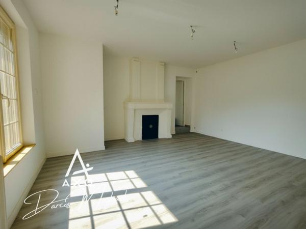 Immeuble de caractère – ~375 m² | Maison principale, 3 appartements loués, local professionnel | Beaufort-en-Anjou