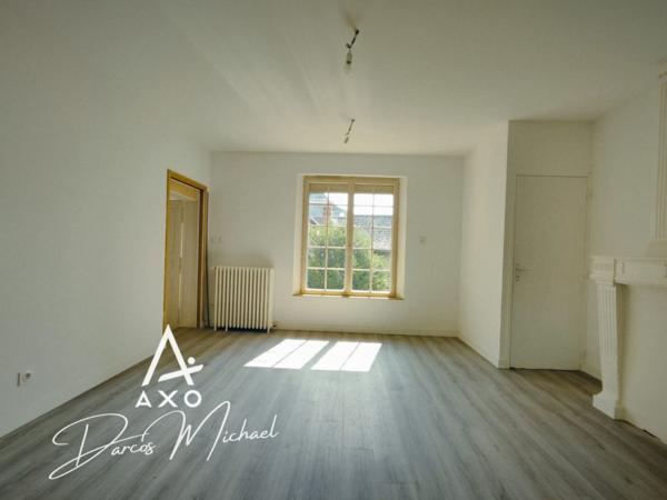 Immeuble de caractère – ~375 m² | Maison principale, 3 appartements loués, local professionnel | Beaufort-en-Anjou