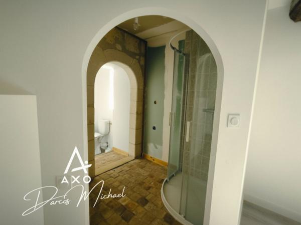 Immeuble de caractère – ~375 m² | Maison principale, 3 appartements loués, local professionnel | Beaufort-en-Anjou