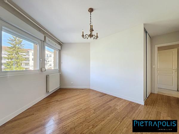 À VENDRE – Grand T5 de 127 m² lumineux avec terrasse – Proche centre de Miribel