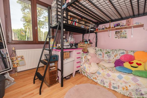 Maison
         5 pièces
        - 111 m² Exclusivité 165 000 € *