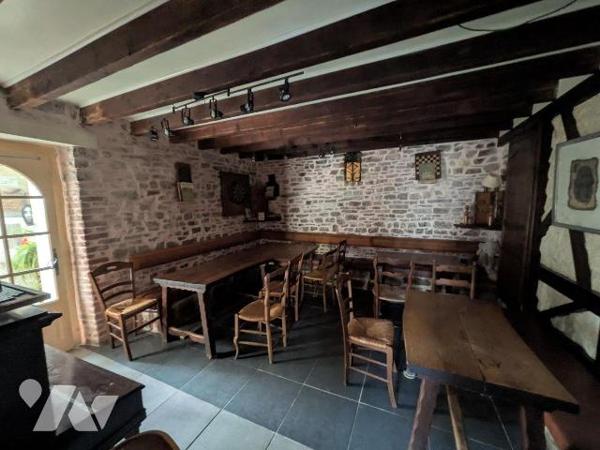 GUICHEN - Seulement chez 35 Notaires - Lieu emblématique du secteur à céder dans son ensemble -...