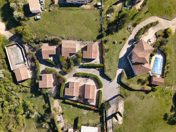 Domaine avec gîtes + villa de standing + 7 000 m² constructibles