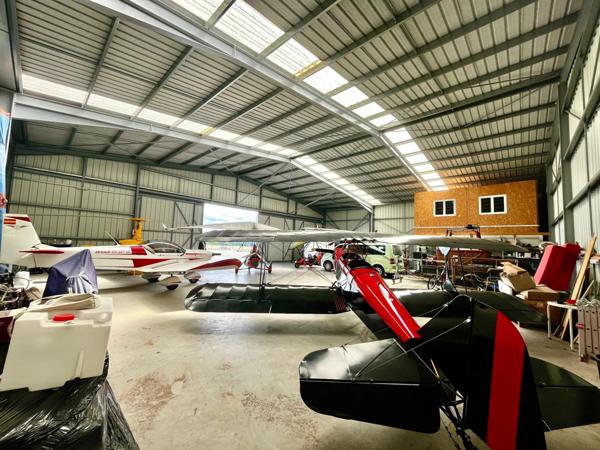 Hangar aéronautique aménagé et loué à VENDRE à SAINT LEGER SUR ROANNE (42)