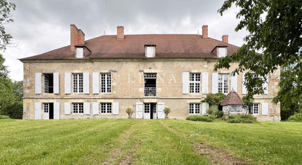 Authentique château du XVIIe siècle, Monument Historique, en Charente-Limousine