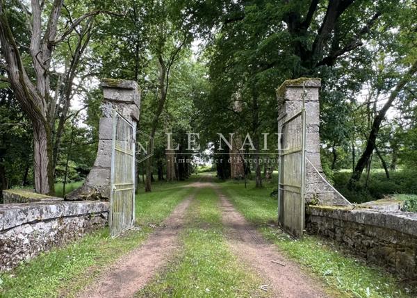 Authentique château du XVIIe siècle, Monument Historique, en Charente-Limousine