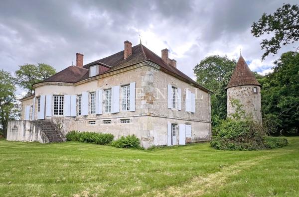 Authentique château du XVIIe siècle, Monument Historique, en Charente-Limousine