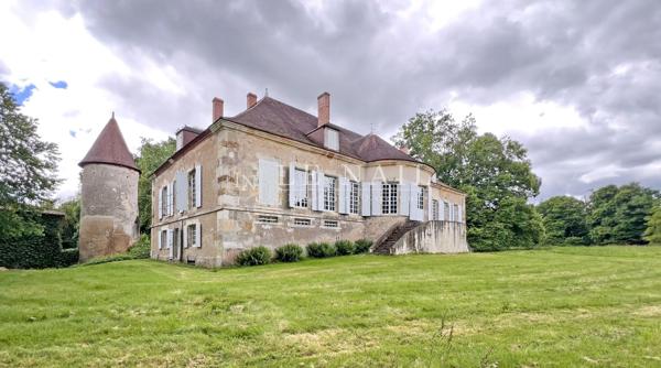 Authentique château du XVIIe siècle, Monument Historique, en Charente-Limousine