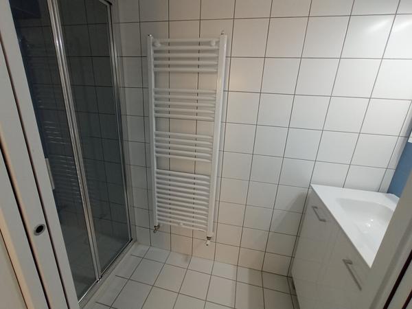 Challans, 1 chambre meublée, 1 bureau avec SDE privative et parties communes