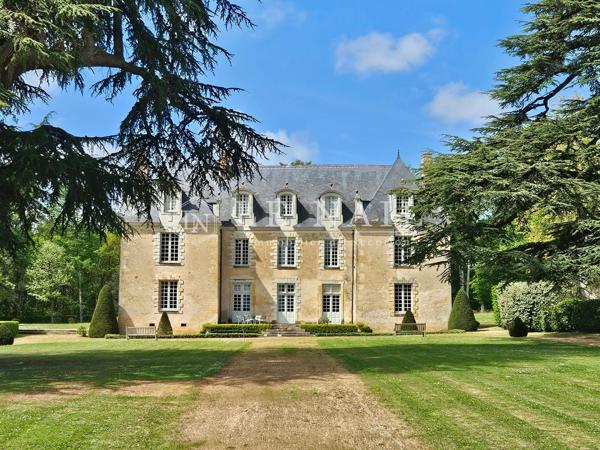Rare château XVIIe, Monument Historique, au coeur d'un domaine de 53 ha, entre Angers et Le Mans
