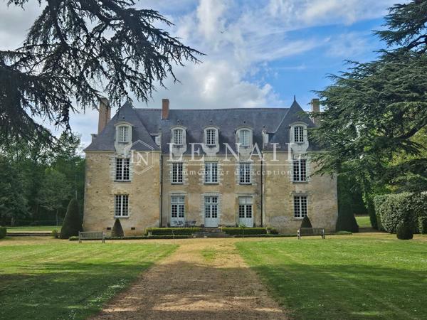 Rare château XVIIe, Monument Historique, au coeur d'un domaine de 53 ha, entre Angers et Le Mans