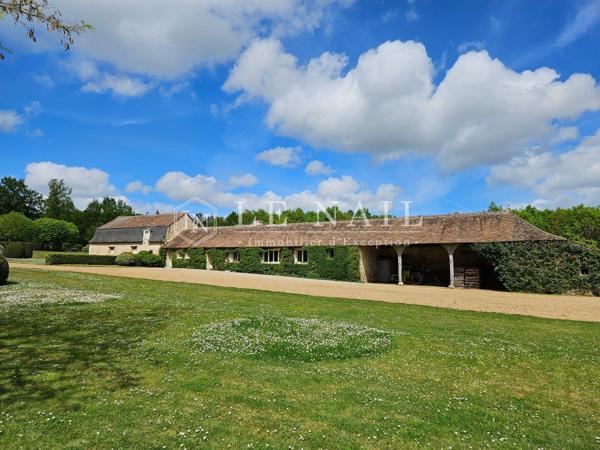 Rare château XVIIe, Monument Historique, au coeur d'un domaine de 53 ha, entre Angers et Le Mans