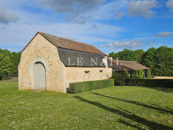 Rare château XVIIe, Monument Historique, au coeur d'un domaine de 53 ha, entre Angers et Le Mans