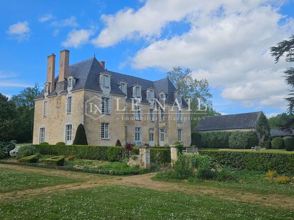 Rare château XVIIe, Monument Historique, au coeur d'un domaine de 53 ha, entre Angers et Le Mans