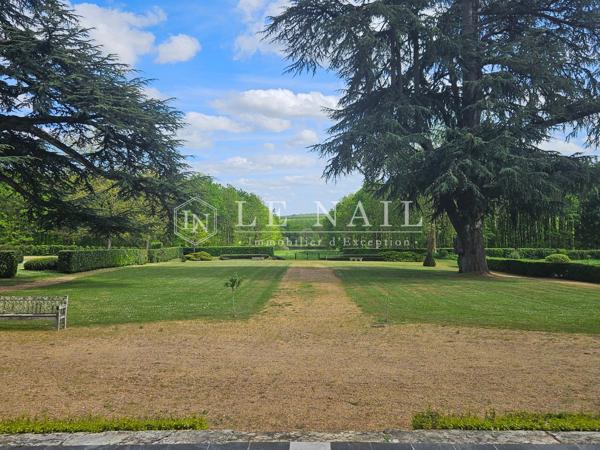Rare château XVIIe, Monument Historique, au coeur d'un domaine de 53 ha, entre Angers et Le Mans