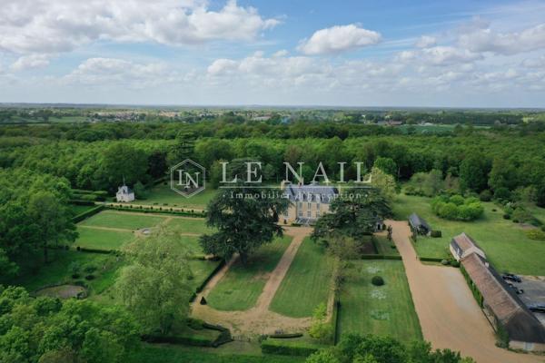 Rare château XVIIe, Monument Historique, au coeur d'un domaine de 53 ha, entre Angers et Le Mans