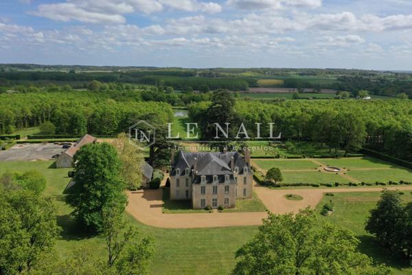 Rare château XVIIe, Monument Historique, au coeur d'un domaine de 53 ha, entre Angers et Le Mans