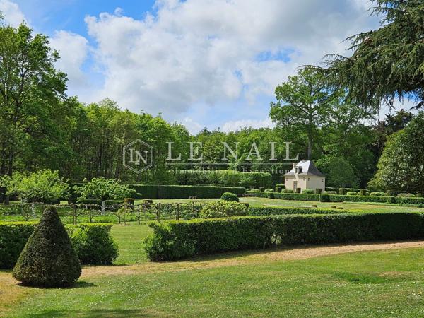 Rare château XVIIe, Monument Historique, au coeur d'un domaine de 53 ha, entre Angers et Le Mans