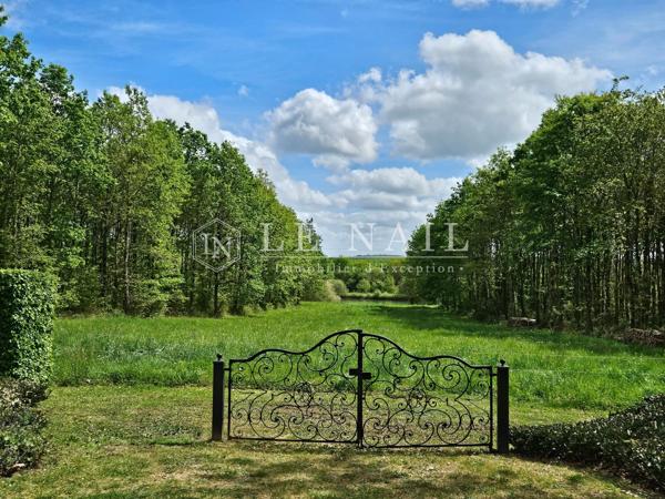 Rare château XVIIe, Monument Historique, au coeur d'un domaine de 53 ha, entre Angers et Le Mans