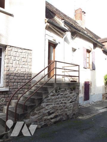 BOUSSAC (CREUSE) 23, A vendre QUARTIER HISTORIQUE Maison d'habitation ancienne en pierres compr...
