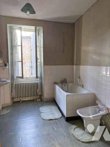 MAISON D'HABITATION EN CENTRE VILLE AVEC RESTAURER 