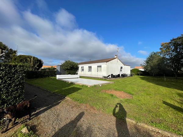 Maison avec piscine et grand terrain arboré proche de Fontenay-le-Comte