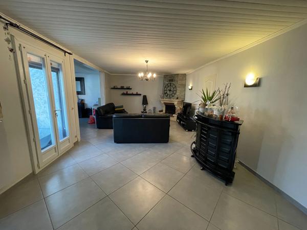 Maison avec piscine et grand terrain arboré proche de Fontenay-le-Comte