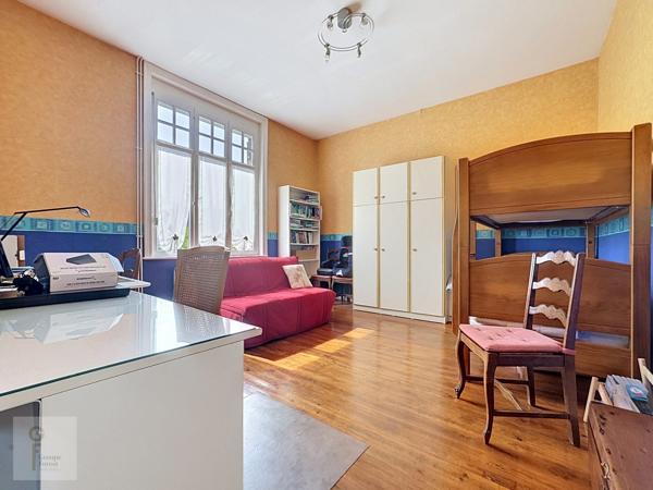 DEMEURE BOURGEOISE AVEC GARAGE