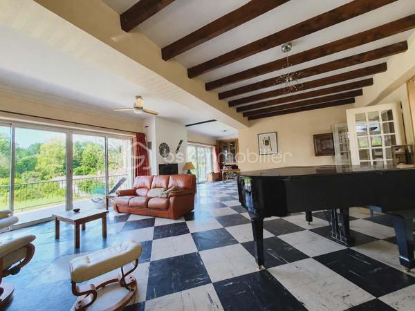 SAINT-JEAN-D’ANGÉLY
Le Clos de l’Hermine

Il existe des maisons qui cherchent à impressionner.
Et puis il existe des lieux qui respirent.

Édifiée sur une base de chai datant de 1850, cette propriété de plus de 360 m² habitables semble avoir été pensée pour accueillir les vies qui débordent des cadres habituels : grandes familles, artistes, activités professionnelles, lieux d’accueil, projets de transmission ou simplement besoin profond d’espace et de nature.

Derrière ses murs restés fidèles à une partie de leur âme des années 60, la maison déploie des volumes rares :
7 chambres, une pièce de vie pouvant s’ouvrir sur près de 90 m² avec une vue plongeante sur la nature, un immense sous-sol occupant toute la surface de la maison, des dépendances, deux studios indépendants, une parcelle constructible et une piscine au sel de mer venant prolonger cette sensation de lieu à part.

Le terrain de plus de 8 000 m² enveloppe la propriété dans une atmosphère presque hors du temps.
Le ruisseau, les arbres, les espaces plus secrets, les perspectives ouvertes… tout ici semble inviter à ralentir sans jamais s’isoler du monde.

Et pourtant, nous sommes en plein cœur de Saint-Jean-d’Angély, à seulement trois minutes à pied des commodités, des écoles, des services et du centre-ville.

Certaines maisons sont parfaitement rénovées.
D’autres sont profondément vivantes.

Le Clos de l’Hermine fait partie de ces lieux singuliers qui n’ont jamais cherché à devenir impersonnels pour suivre les tendances.
Un lieu authentique, inspirant, habité, qui laisse encore de la place à l’imaginaire autant qu’aux projets.

Grande maison familiale, lieu artistique, activité professionnelle, chambres d’hôtes, habitat partagé, espace de bien-être ou de transmission… les possibilités d’évolution y sont multiples.

Un bien rare pour les personnes sensibles aux maisons qui racontent encore quelque chose.

Montant estimé des dépenses annuelles d’énergie pour un usage standard : entre 3 820 € et 5 230 € par an. Prix moyens des énergies indexés sur les années 2021, 2022 et 2023 (abonnements compris).

Date de réalisation du diagnostic énergétique : 29/07/2025.

Consommation énergétique : Classe C – 157 kWh/m²/an
Émission de gaz à effet de serre : Classe A – 5 kg CO₂/m²/an