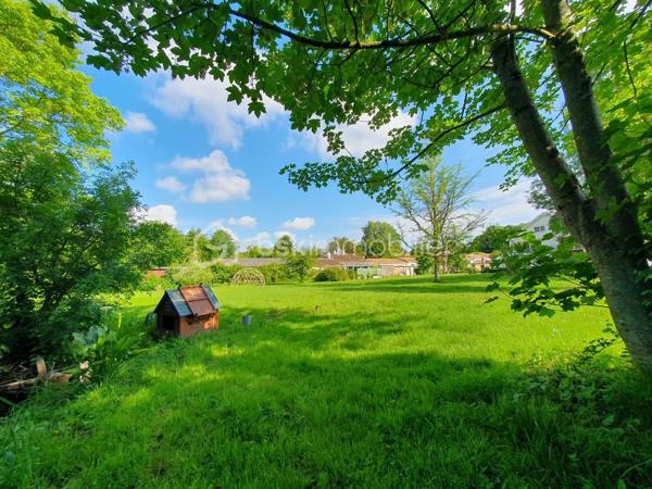 SAINT-JEAN-D’ANGÉLY
Le Clos de l’Hermine

Il existe des maisons qui cherchent à impressionner.
Et puis il existe des lieux qui respirent.

Édifiée sur une base de chai datant de 1850, cette propriété de plus de 360 m² habitables semble avoir été pensée pour accueillir les vies qui débordent des cadres habituels : grandes familles, artistes, activités professionnelles, lieux d’accueil, projets de transmission ou simplement besoin profond d’espace et de nature.

Derrière ses murs restés fidèles à une partie de leur âme des années 60, la maison déploie des volumes rares :
7 chambres, une pièce de vie pouvant s’ouvrir sur près de 90 m² avec une vue plongeante sur la nature, un immense sous-sol occupant toute la surface de la maison, des dépendances, deux studios indépendants, une parcelle constructible et une piscine au sel de mer venant prolonger cette sensation de lieu à part.

Le terrain de plus de 8 000 m² enveloppe la propriété dans une atmosphère presque hors du temps.
Le ruisseau, les arbres, les espaces plus secrets, les perspectives ouvertes… tout ici semble inviter à ralentir sans jamais s’isoler du monde.

Et pourtant, nous sommes en plein cœur de Saint-Jean-d’Angély, à seulement trois minutes à pied des commodités, des écoles, des services et du centre-ville.

Certaines maisons sont parfaitement rénovées.
D’autres sont profondément vivantes.

Le Clos de l’Hermine fait partie de ces lieux singuliers qui n’ont jamais cherché à devenir impersonnels pour suivre les tendances.
Un lieu authentique, inspirant, habité, qui laisse encore de la place à l’imaginaire autant qu’aux projets.

Grande maison familiale, lieu artistique, activité professionnelle, chambres d’hôtes, habitat partagé, espace de bien-être ou de transmission… les possibilités d’évolution y sont multiples.

Un bien rare pour les personnes sensibles aux maisons qui racontent encore quelque chose.

Montant estimé des dépenses annuelles d’énergie pour un usage standard : entre 3 820 € et 5 230 € par an. Prix moyens des énergies indexés sur les années 2021, 2022 et 2023 (abonnements compris).

Date de réalisation du diagnostic énergétique : 29/07/2025.

Consommation énergétique : Classe C – 157 kWh/m²/an
Émission de gaz à effet de serre : Classe A – 5 kg CO₂/m²/an