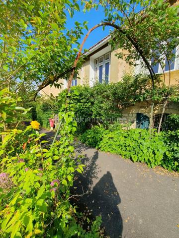SAINT-JEAN-D’ANGÉLY
Le Clos de l’Hermine

Il existe des maisons qui cherchent à impressionner.
Et puis il existe des lieux qui respirent.

Édifiée sur une base de chai datant de 1850, cette propriété de plus de 360 m² habitables semble avoir été pensée pour accueillir les vies qui débordent des cadres habituels : grandes familles, artistes, activités professionnelles, lieux d’accueil, projets de transmission ou simplement besoin profond d’espace et de nature.

Derrière ses murs restés fidèles à une partie de leur âme des années 60, la maison déploie des volumes rares :
7 chambres, une pièce de vie pouvant s’ouvrir sur près de 90 m² avec une vue plongeante sur la nature, un immense sous-sol occupant toute la surface de la maison, des dépendances, deux studios indépendants, une parcelle constructible et une piscine au sel de mer venant prolonger cette sensation de lieu à part.

Le terrain de plus de 8 000 m² enveloppe la propriété dans une atmosphère presque hors du temps.
Le ruisseau, les arbres, les espaces plus secrets, les perspectives ouvertes… tout ici semble inviter à ralentir sans jamais s’isoler du monde.

Et pourtant, nous sommes en plein cœur de Saint-Jean-d’Angély, à seulement trois minutes à pied des commodités, des écoles, des services et du centre-ville.

Certaines maisons sont parfaitement rénovées.
D’autres sont profondément vivantes.

Le Clos de l’Hermine fait partie de ces lieux singuliers qui n’ont jamais cherché à devenir impersonnels pour suivre les tendances.
Un lieu authentique, inspirant, habité, qui laisse encore de la place à l’imaginaire autant qu’aux projets.

Grande maison familiale, lieu artistique, activité professionnelle, chambres d’hôtes, habitat partagé, espace de bien-être ou de transmission… les possibilités d’évolution y sont multiples.

Un bien rare pour les personnes sensibles aux maisons qui racontent encore quelque chose.

Montant estimé des dépenses annuelles d’énergie pour un usage standard : entre 3 820 € et 5 230 € par an. Prix moyens des énergies indexés sur les années 2021, 2022 et 2023 (abonnements compris).

Date de réalisation du diagnostic énergétique : 29/07/2025.

Consommation énergétique : Classe C – 157 kWh/m²/an
Émission de gaz à effet de serre : Classe A – 5 kg CO₂/m²/an