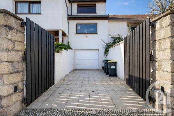 Maison à vendre  6 pièces - 149,87 m 2   ST MAUR DES FOSSES  - 94