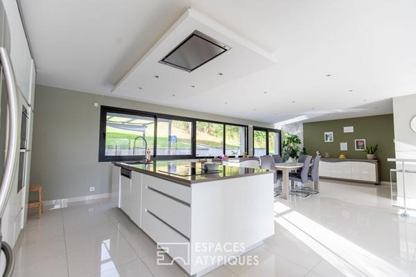 Maison d’architecte : Haute Performance Environnementale avec vaste jardin et vue dégagée