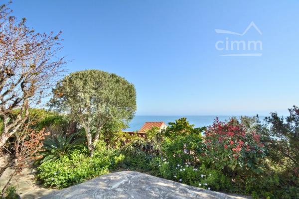 Villa d’exception 4 faces avec vue panoramique sur la Méditerranée .