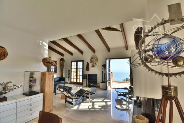 Villa d’exception 4 faces avec vue panoramique sur la Méditerranée .