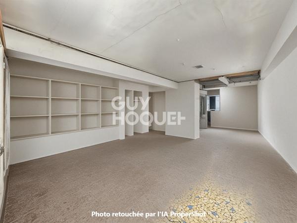 MUR de commerce plus appartement . Plein centre de Tournan-en-Brie.