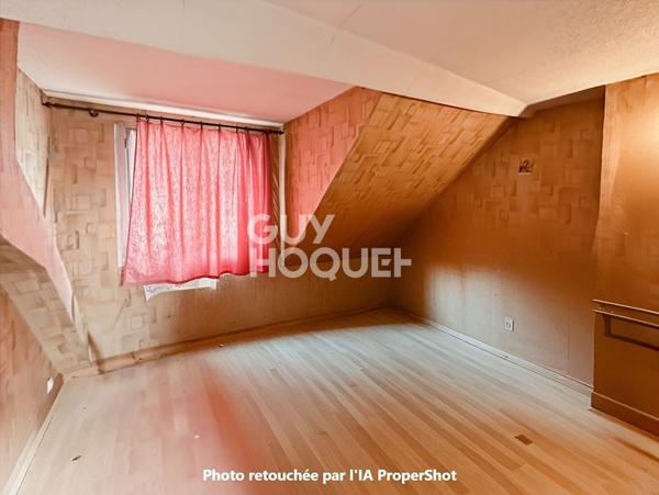 MUR de commerce plus appartement . Plein centre de Tournan-en-Brie.