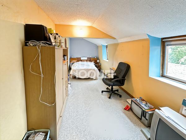 MUR de commerce plus appartement . Plein centre de Tournan-en-Brie.